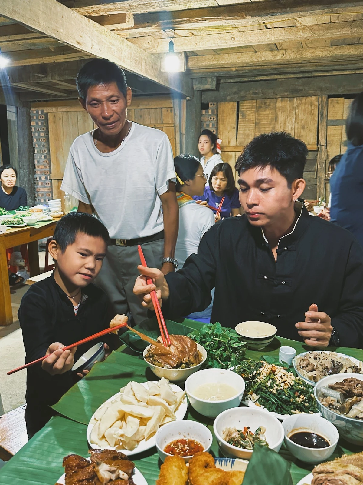 Jun Phạm về Bản Liền ôm chị Thông, lộ thời điểm ghi hình Gia Đình Haha mùa 2? - Hình 4