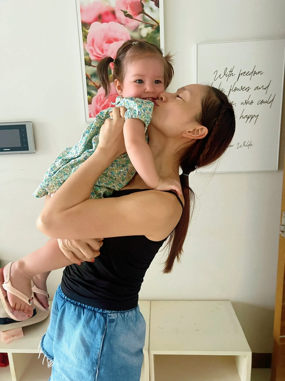 Lan Phương đưa 2 con vào TP.HCM giữa biến cố hôn nhân với chồng Tây - Hình 1