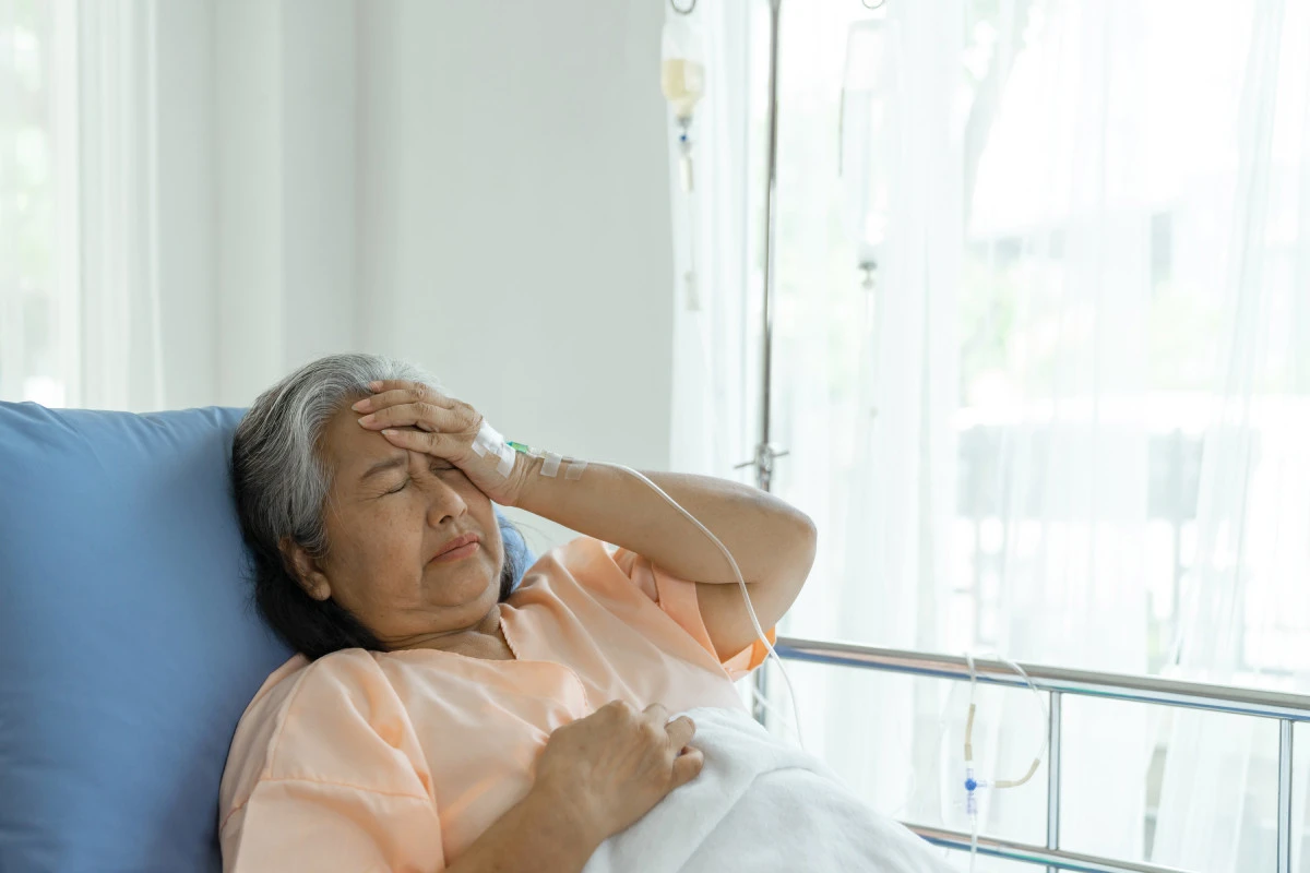 Mở hộp quà con dâu để lại sau ly hôn, mẹ chồng bật khóc khi thấy một dòng chữ - Hình 1