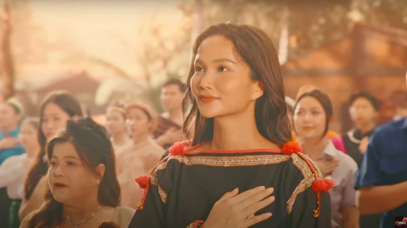 Sao Việt 8/8: Lệ Quyên tình tứ bên Lâm Bảo Châu, cùng con trai dạo phố Mỹ - Hình 4