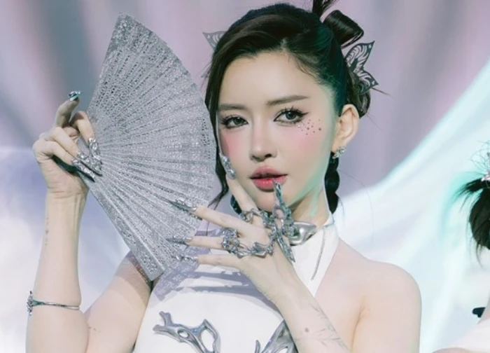 Bích Phương gây bão, nhan sắc lạ giọng hát live fan hoang mang - Hình 1