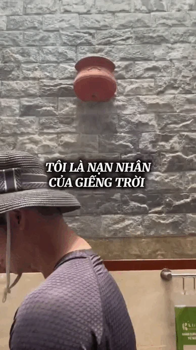 Căn bếp khổ nhất TikTok chỉ vì 1 thiết kế quen: Gia chủ đội nón rửa bát, trời mưa càng quằn quại hơn - Hình 2