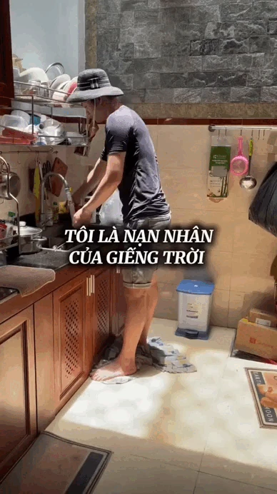 Căn bếp khổ nhất TikTok chỉ vì 1 thiết kế quen: Gia chủ đội nón rửa bát, trời mưa càng quằn quại hơn - Hình 1