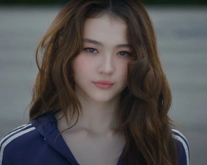 Em gái Blackpink Ella nghi dao kéo, hoá ra học hỏi đàn chị Rosé? - Hình 2