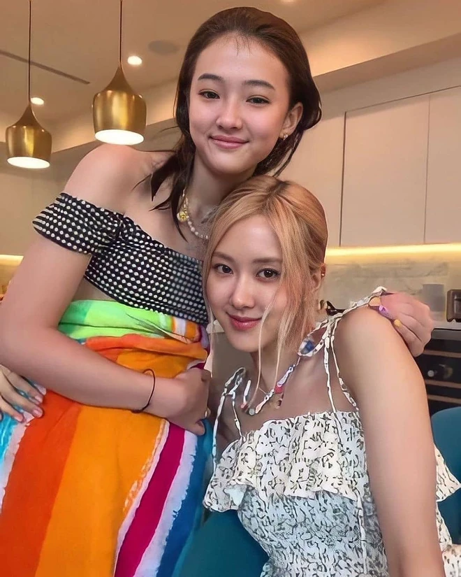 Em gái Blackpink Ella nghi dao kéo, hoá ra học hỏi đàn chị Rosé? - Hình 3