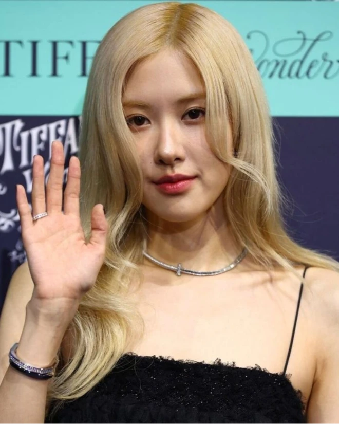 Em gái Blackpink Ella nghi dao kéo, hoá ra học hỏi đàn chị Rosé? - Hình 6
