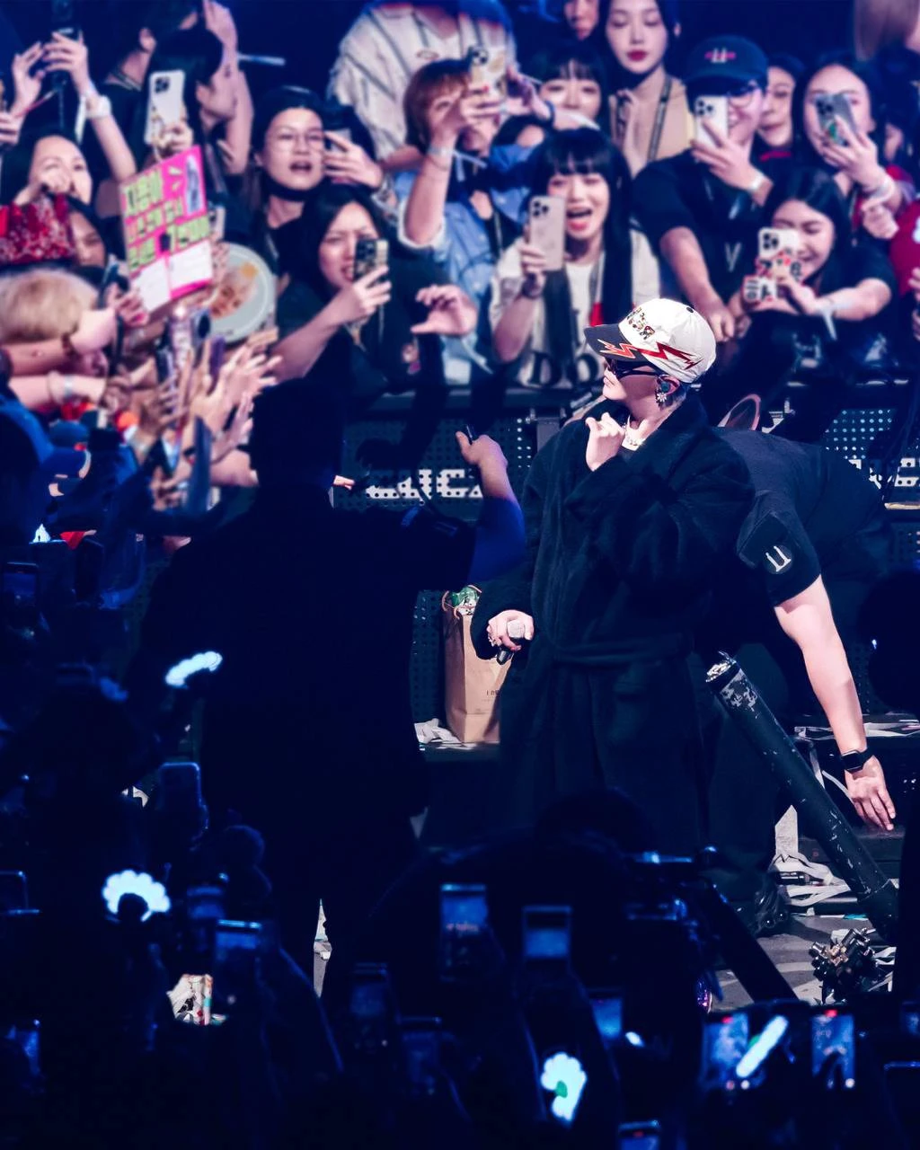 G-Dragon gặp biến ở Trung Quốc, fan gào thét vì 1 chuyện, cảnh sát phải vào cuộc - Hình 3