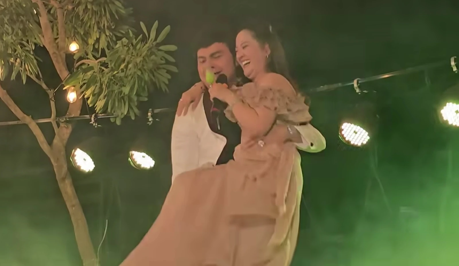 Kim Tiểu Long song ca, bế con gái Vũ Linh, đáp trả gắt khi có bình luận tiêu cực - Hình 1