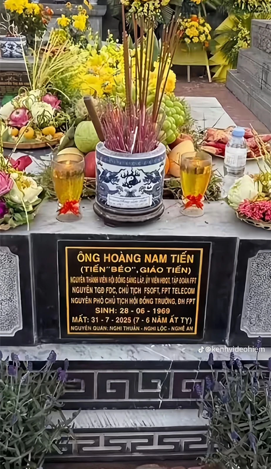 Lặng người nơi chôn cất Hoàng Nam Tiến: Khắc 1 dòng chữ trên bia không giống ai - Hình 6