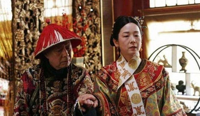 Từ Hi Thái hậu đuổi người hầu, giữ 1 thái giám khi tắm, che đậy bí mật? - Hình 1