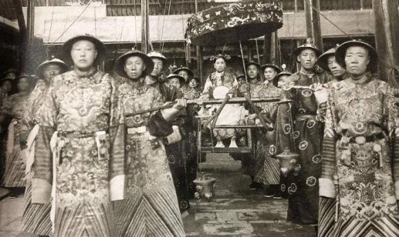Từ Hi Thái hậu đuổi người hầu, giữ 1 thái giám khi tắm, che đậy bí mật? - Hình 3