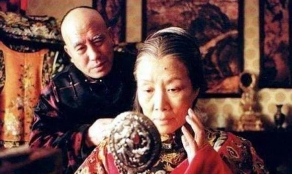 Từ Hi Thái hậu đuổi người hầu, giữ 1 thái giám khi tắm, che đậy bí mật? - Hình 4