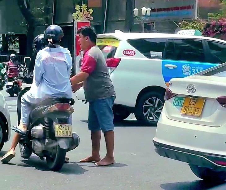 Vụ tài xế taxi công nghệ cướp chìa khóa cô gái ở Hồ Con Rùa, lộ lý do phẫn nộ - Hình 1