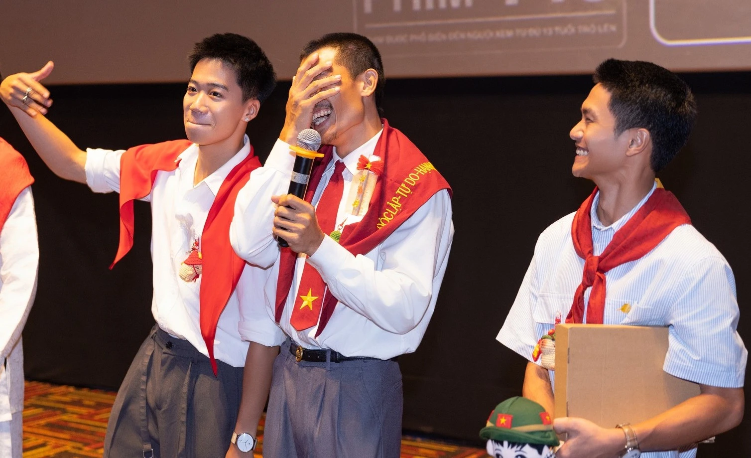 Mưa đỏ thu 350 tỷ, hạ bệ 2 phim ăn khách của Trấn Thành - Hình 2