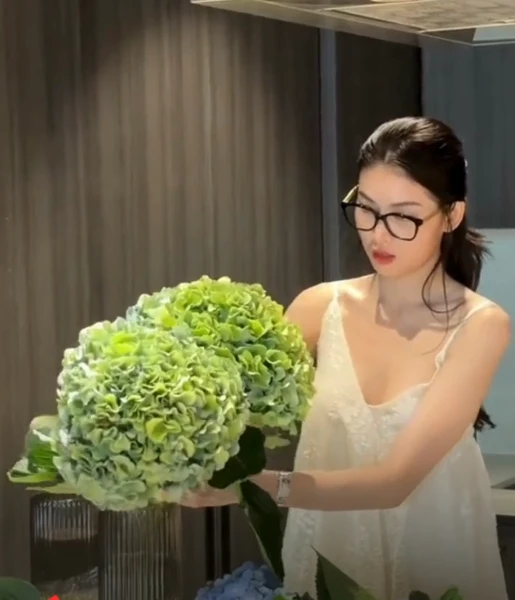 Á Hậu Ngọc Thảo từ bỏ hào quang showbiz, lộ dấu hiệu lấy chồng đại gia? - Hình 2