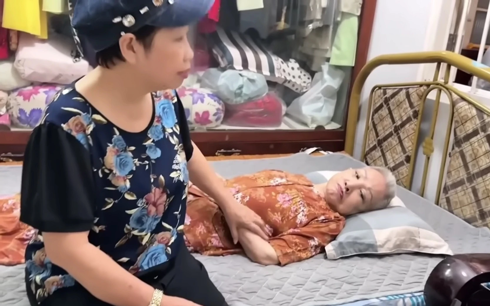 Hồng Nga bà hoàng cải lương sức khỏe yếu, nằm một chỗ khiến nhiều người xót xa - Hình 2