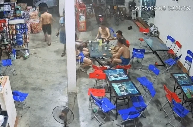 Khoảnh khắc người đàn ông bất ngờ đổ gục trong quán nước - Hình 1