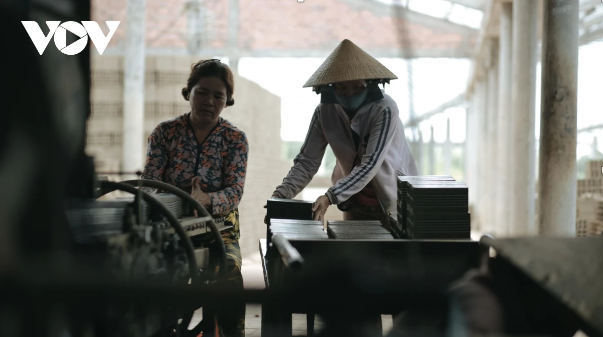 Lò gạch Mang Thít - vương quốc gạch gốm hồi sinh thành điểm du lịch hấp dẫn - Hình 2