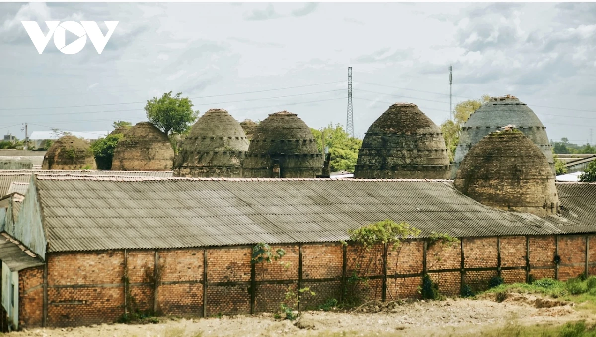 Lò gạch Mang Thít - vương quốc gạch gốm hồi sinh thành điểm du lịch hấp dẫn - Hình 6