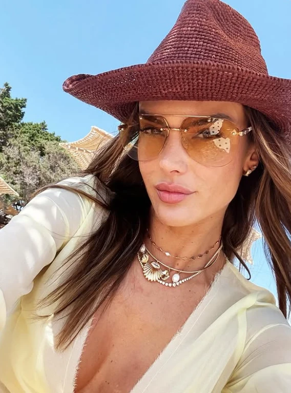 Nữ siêu mẫu Alessandra Ambrosio cuốn hút ở tuổi 44, nhan sắc gây bão - Hình 2