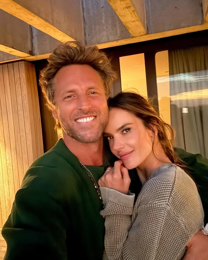 Nữ siêu mẫu Alessandra Ambrosio cuốn hút ở tuổi 44, nhan sắc gây bão - Hình 4