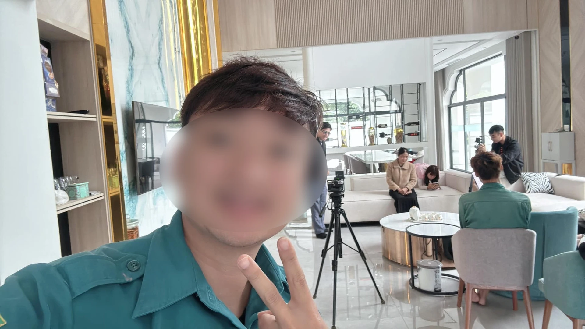 YouTuber chuyên vào vai Chủ tịch giả nghèo và cái kết vừa bị khởi tố là ai? - Hình 1