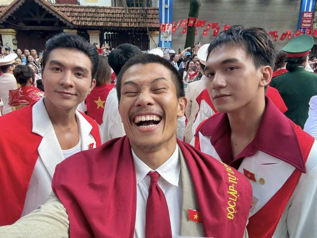 Anh Tạ Mưa Đỏ bỗng nhập viện, cắm kim tiêm đầy người vẫn làm 1 việc, fan sốc! - Hình 8