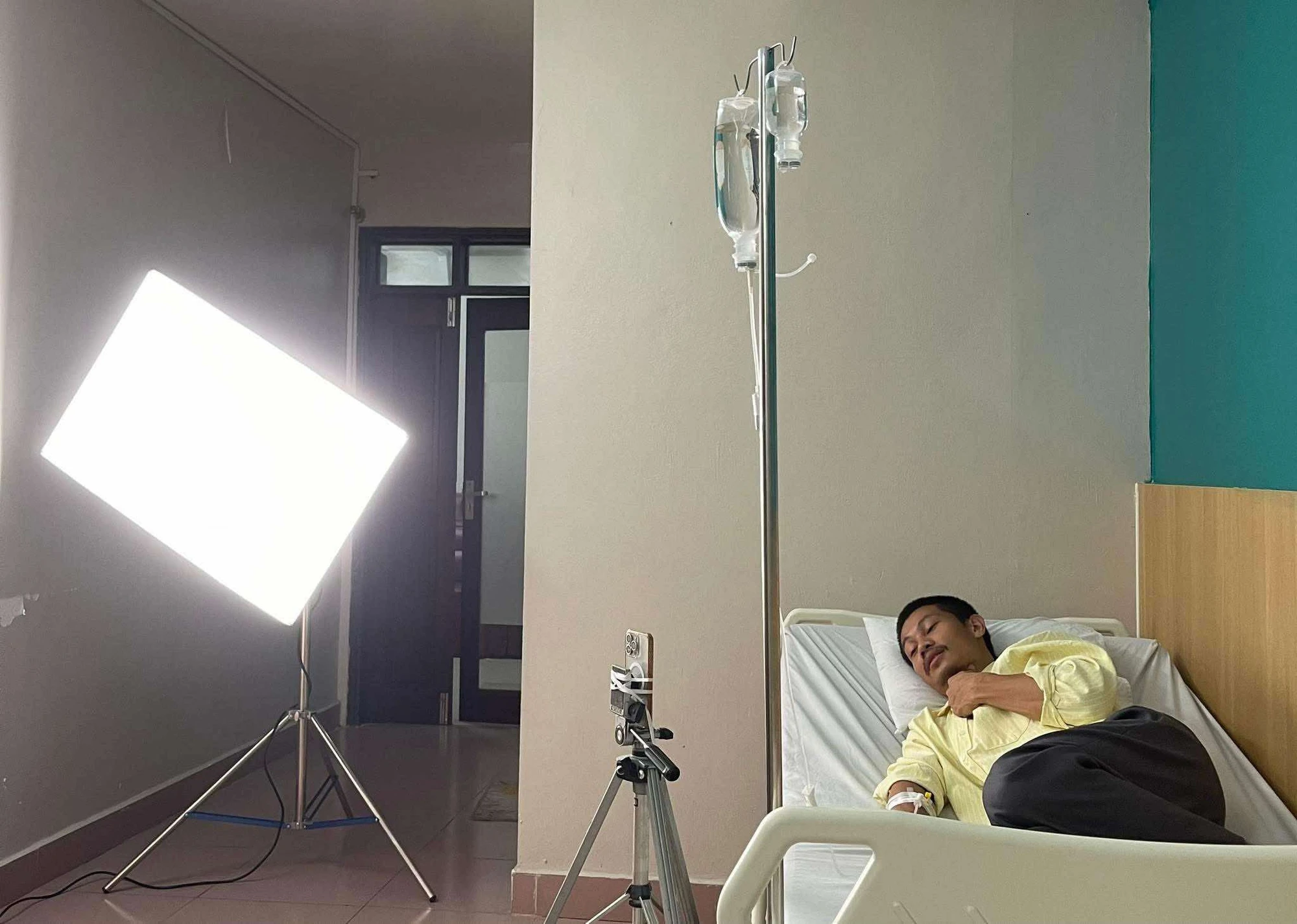 Anh Tạ Mưa Đỏ bỗng nhập viện, cắm kim tiêm đầy người vẫn làm 1 việc, fan sốc! - Hình 5