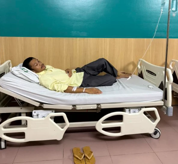 Anh Tạ Mưa Đỏ bỗng nhập viện, cắm kim tiêm đầy người vẫn làm 1 việc, fan sốc! - Hình 1