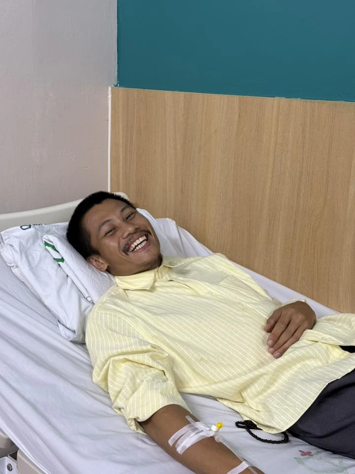 Anh Tạ Mưa Đỏ bỗng nhập viện, cắm kim tiêm đầy người vẫn làm 1 việc, fan sốc! - Hình 3