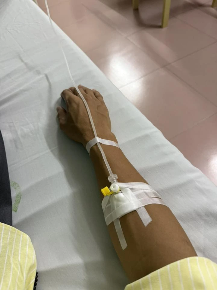 Anh Tạ Mưa Đỏ bỗng nhập viện, cắm kim tiêm đầy người vẫn làm 1 việc, fan sốc! - Hình 2