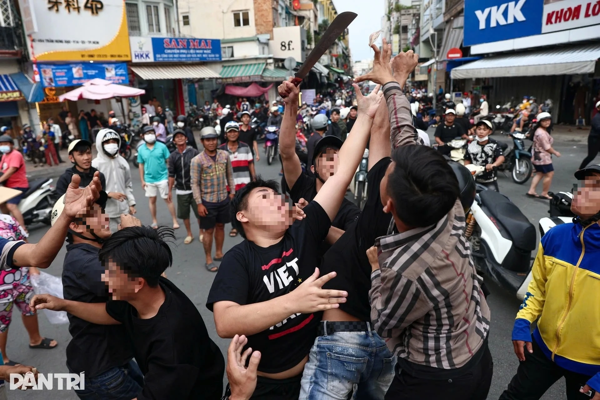 Đạp cửa, trèo tường để giật cô hồn: Cuộc chiến phản cảm! - Hình 3