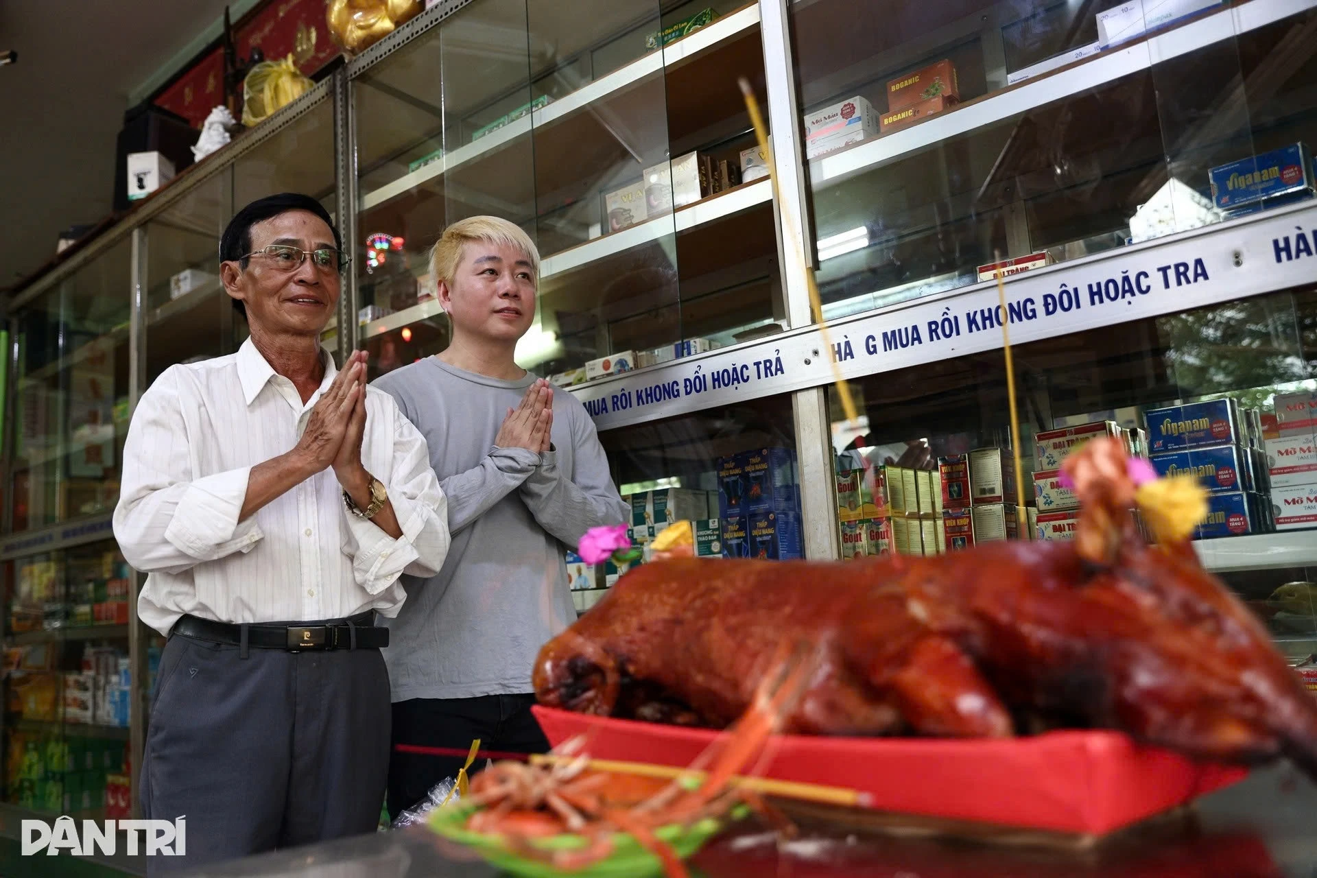 Đạp cửa, trèo tường để giật cô hồn: Cuộc chiến phản cảm! - Hình 2