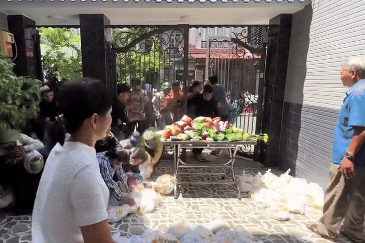 Đạp cửa, trèo tường để giật cô hồn: Cuộc chiến phản cảm! - Hình 1