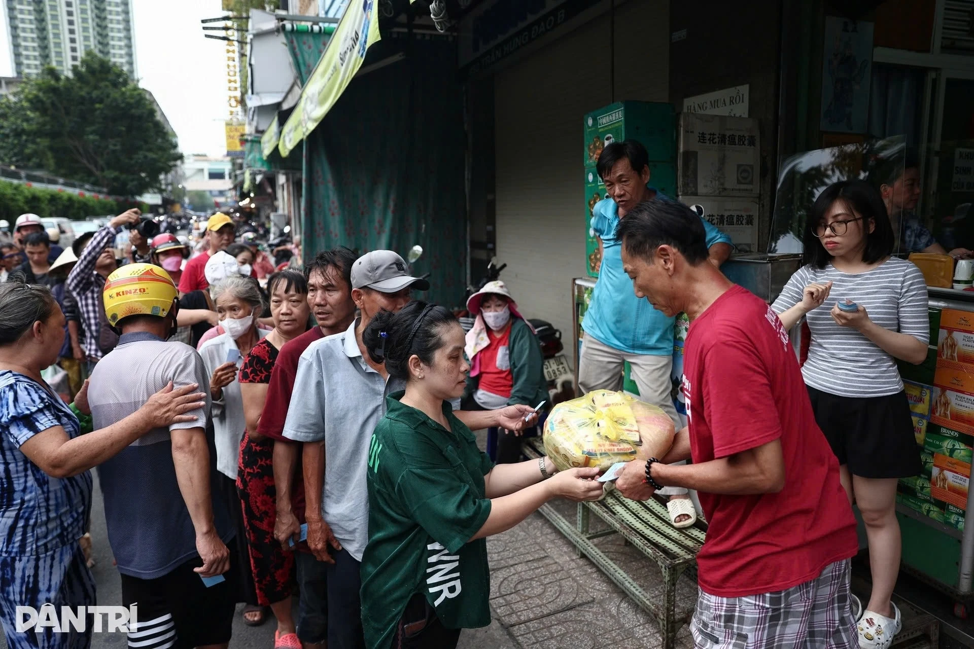 Đạp cửa, trèo tường để giật cô hồn: Cuộc chiến phản cảm! - Hình 4