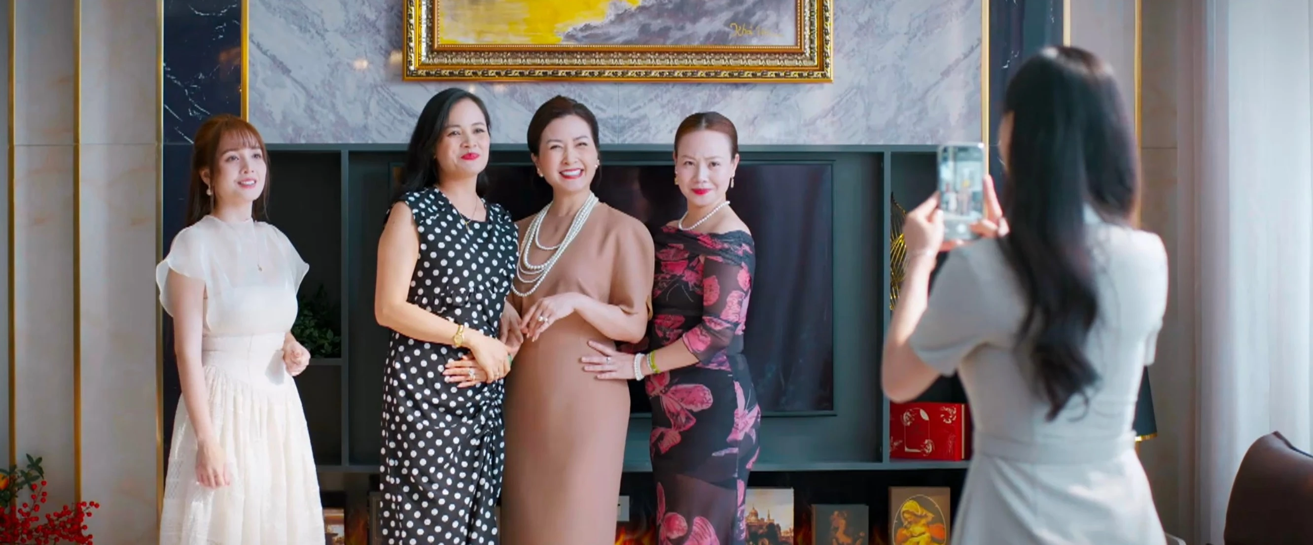 Gió ngang khoảng trời xanh - Tập 15: Mỹ Anh quyết tâm hầu hạ hội phu nhân - Hình 1