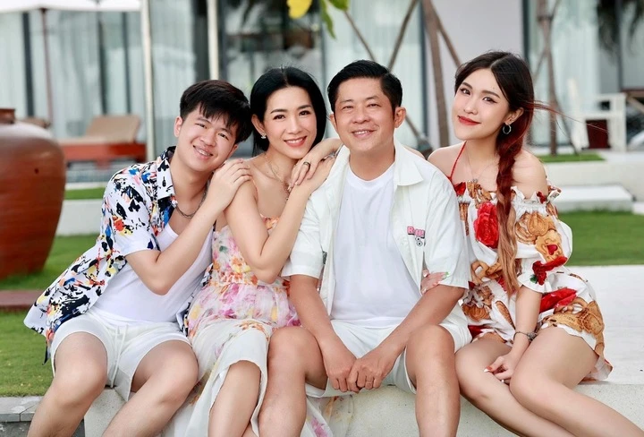 Nhà ngoại giao phim Mưa đỏ từng là hoa hậu có tiếng, U50 an yên bên chồng con - Hình 3