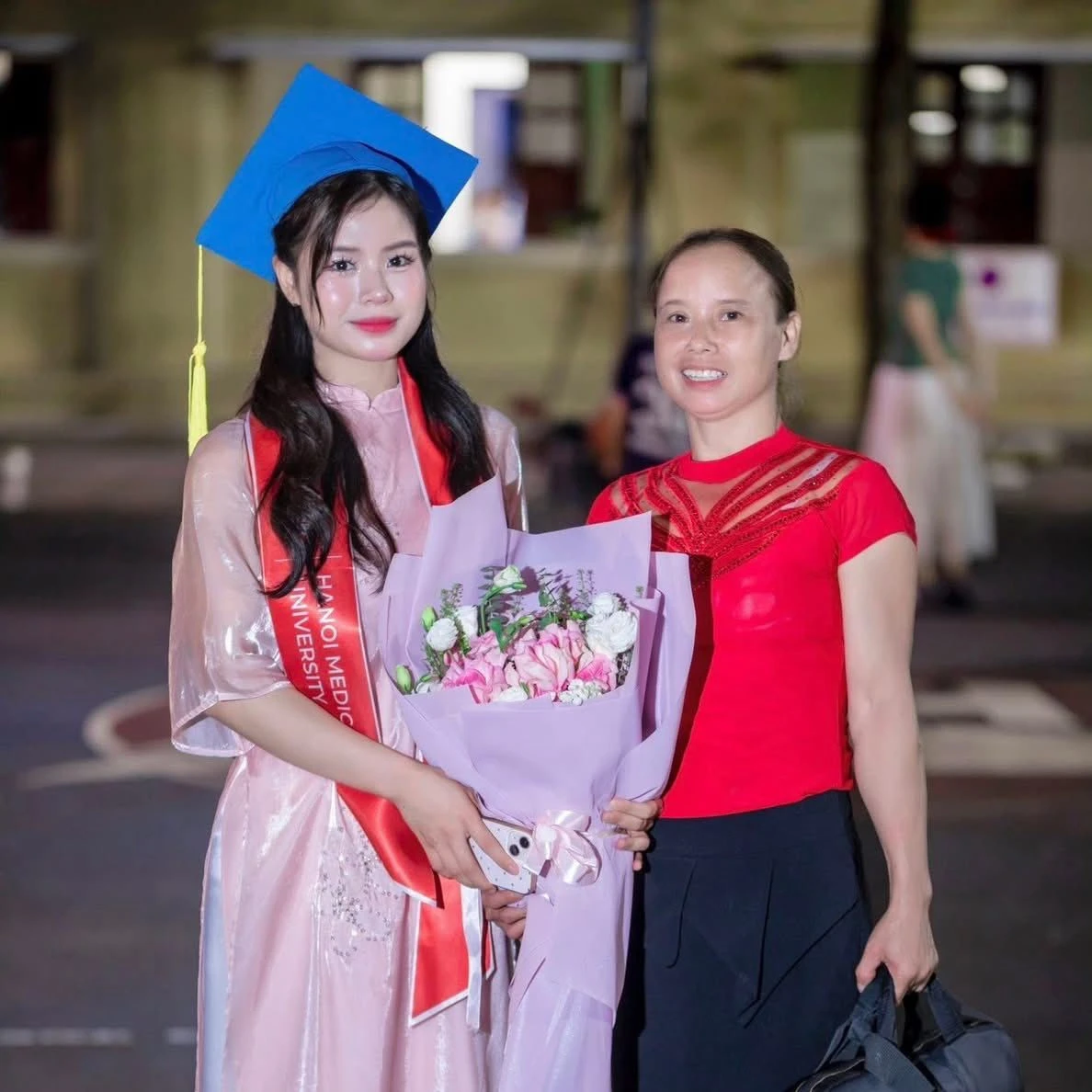 Nữ bác sĩ nội trú nhan sắc gây sốt, lộ danh tính, MXH thốt lên con Nhà Bà Nữ? - Hình 2