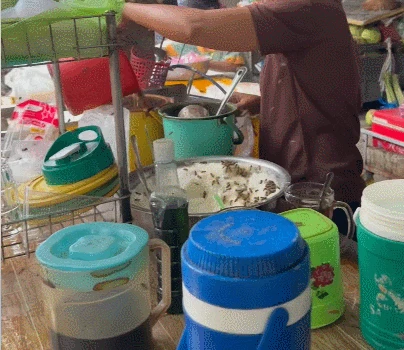 Quán nước ở An Giang bị côn trùng bu kín, khách vẫn xếp hàng chờ mua - Hình 1