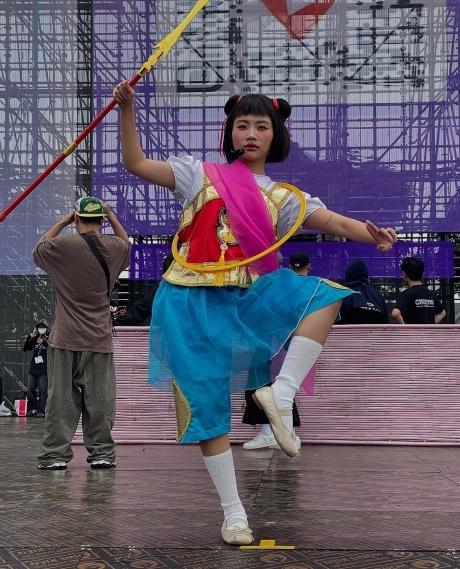 Concert Em Xinh Say Hi: Phương Mỹ Chi hoá Na Tra, người cạo đầu, bị chê lố! - Hình 1