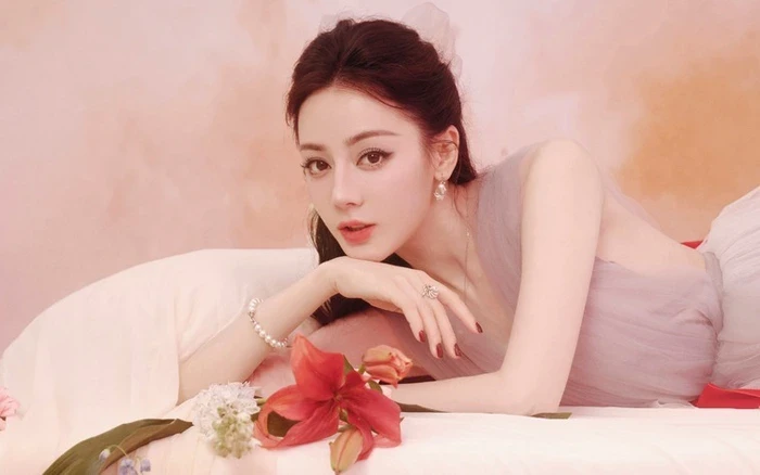 Địch Lệ Nhiệt Ba nghi có con với 1 sao nam tai tiếng, bị chính thất lên tiếng tố - Hình 1