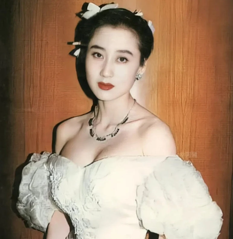 Nàng hậu ngực khủng tai tiếng nhất showbiz, khiến nam thần hạng A mê đến ruồng bỏ vợ con - Hình 2