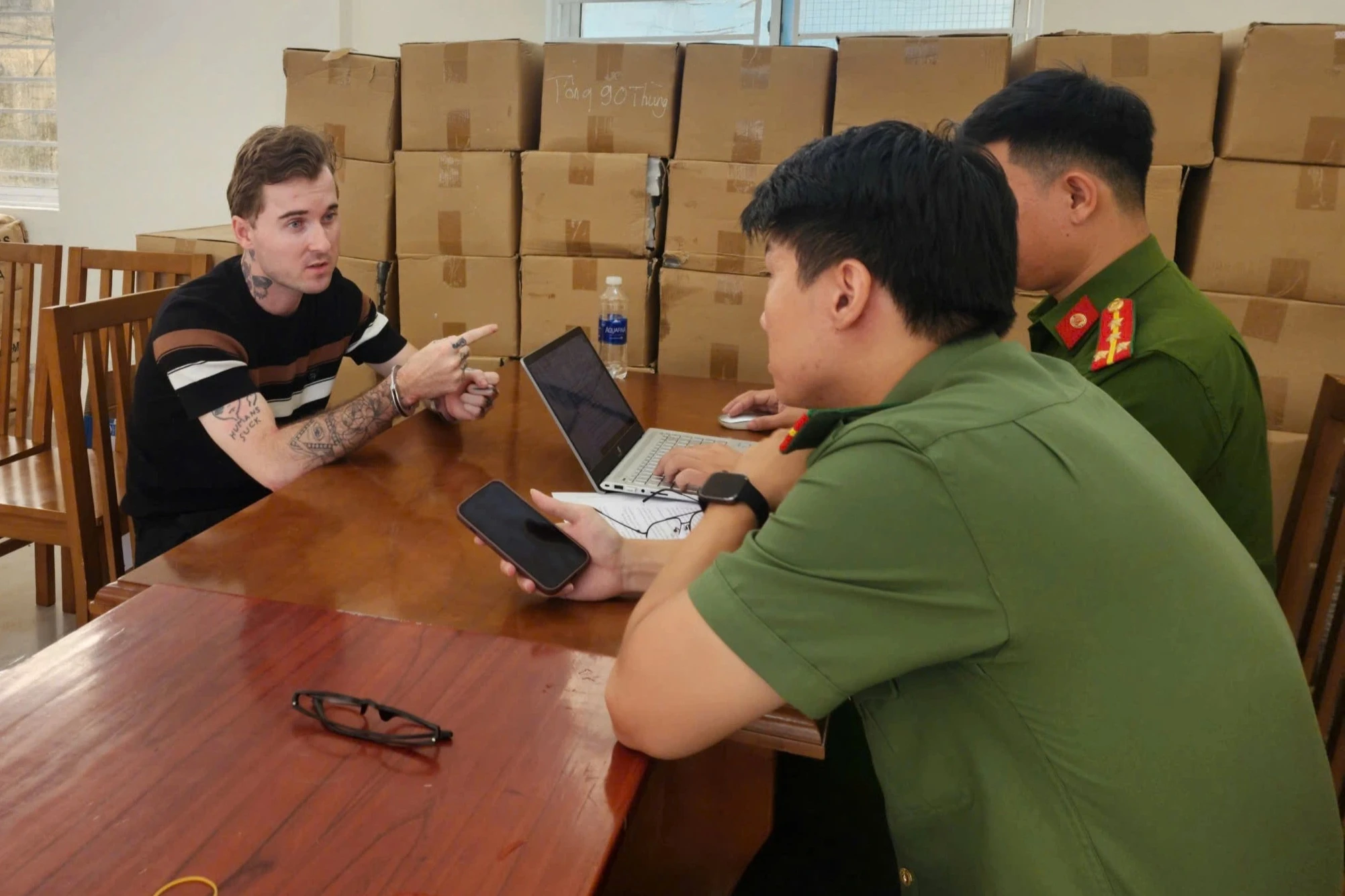 Người đàn ông nước ngoài mang súng đến quán bar để thị uy - Hình 1