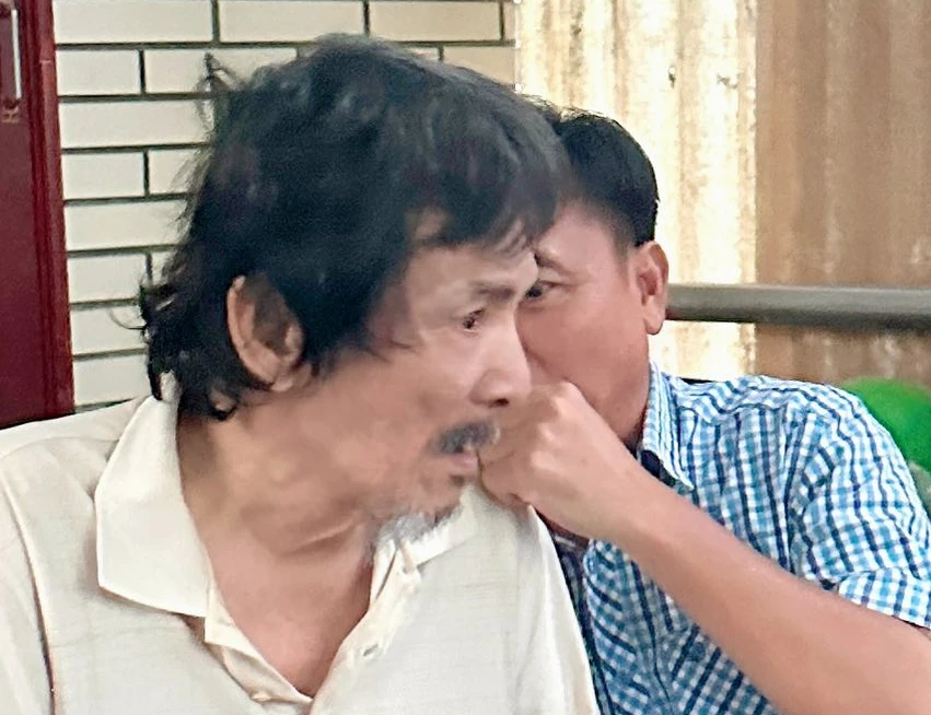 Thương Tín lộ diện sau thời gian vắng bóng không thể đi lại hình ảnh gây chú ý - Hình 3