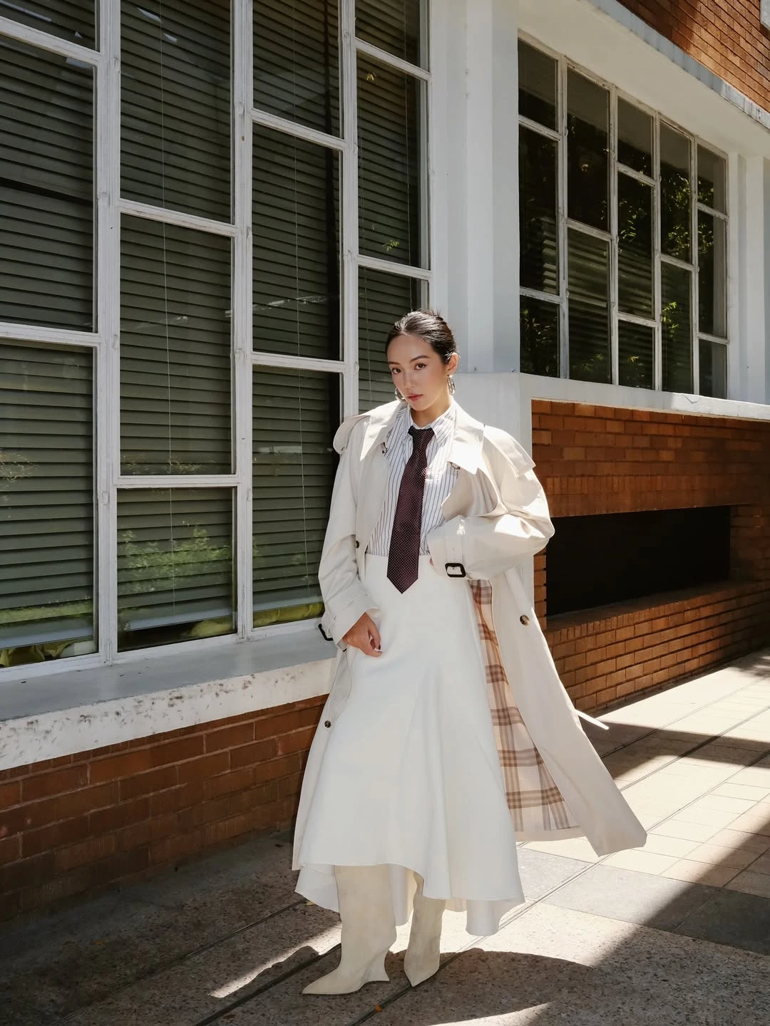 Trench coat, chiếc áo măng tô nhẹ nhàng, sang trọng không thể thiếu mùa cuối năm - Hình 8