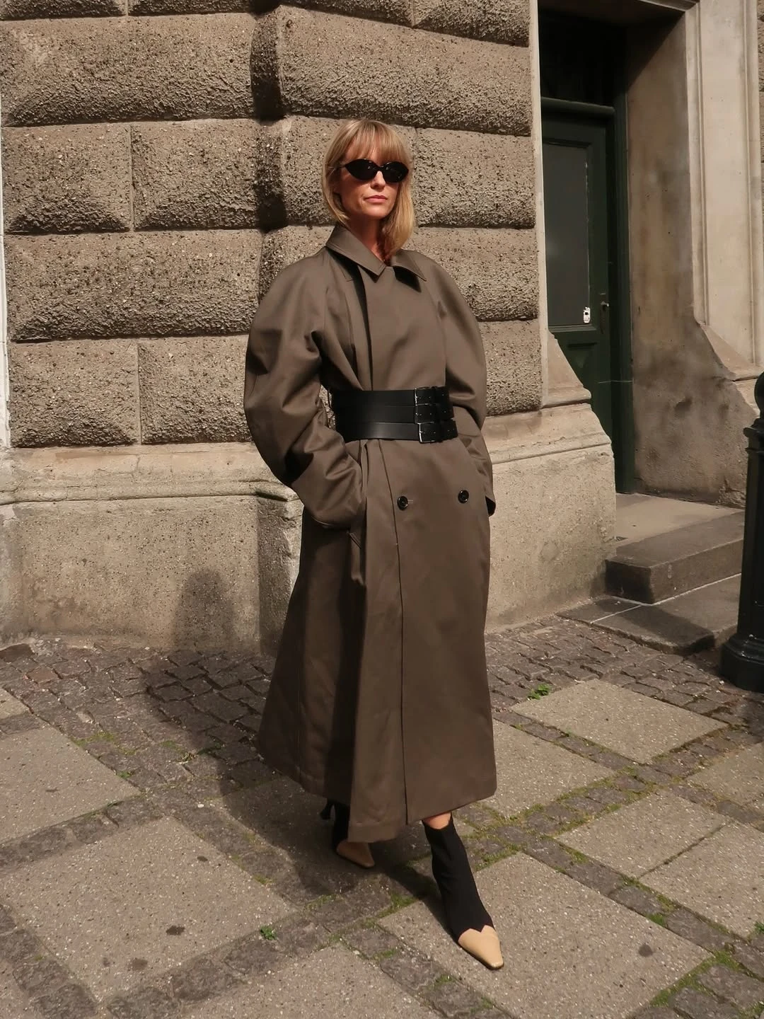 Trench coat, chiếc áo măng tô nhẹ nhàng, sang trọng không thể thiếu mùa cuối năm - Hình 9