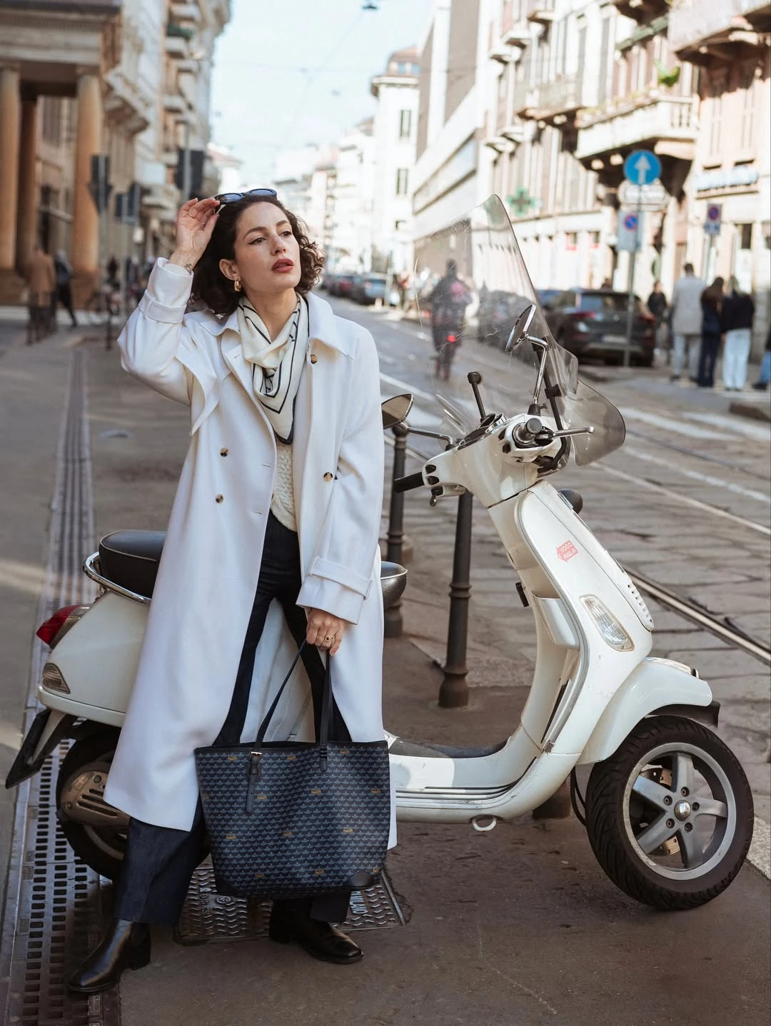 Trench coat, chiếc áo măng tô nhẹ nhàng, sang trọng không thể thiếu mùa cuối năm - Hình 1