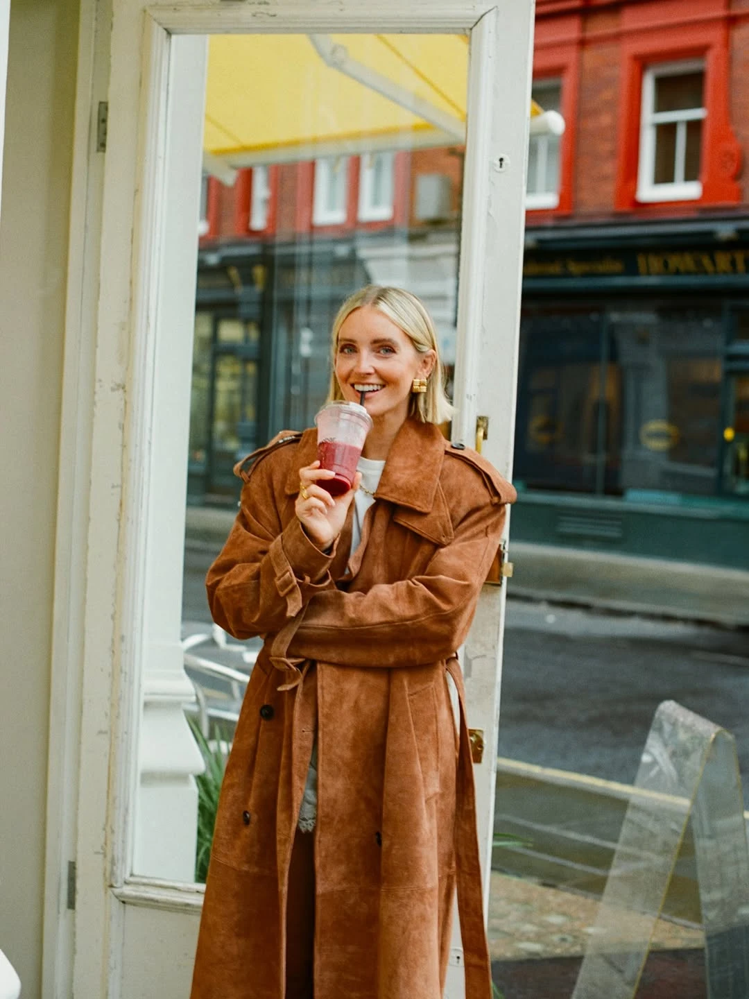 Trench coat, chiếc áo măng tô nhẹ nhàng, sang trọng không thể thiếu mùa cuối năm - Hình 5