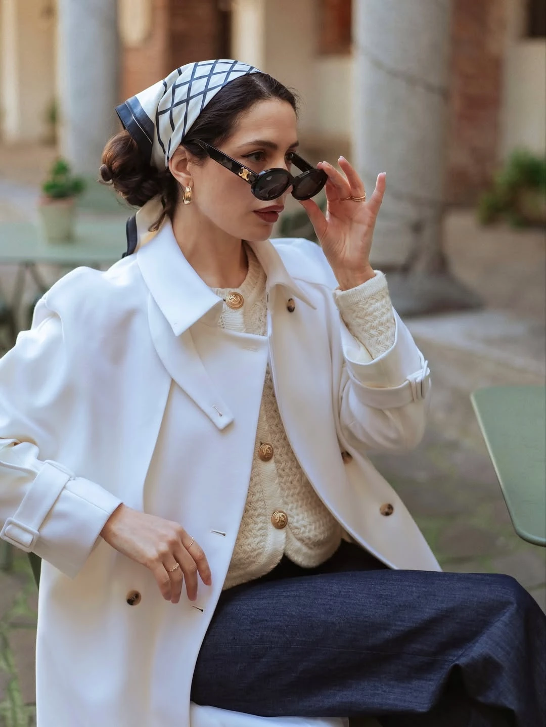 Trench coat, chiếc áo măng tô nhẹ nhàng, sang trọng không thể thiếu mùa cuối năm - Hình 2