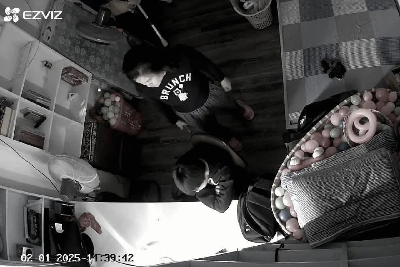 Vụ bé trai sống cùng mẹ kế kêu cứu: Nhà trường cho biết cháu đang an toàn - Hình 1